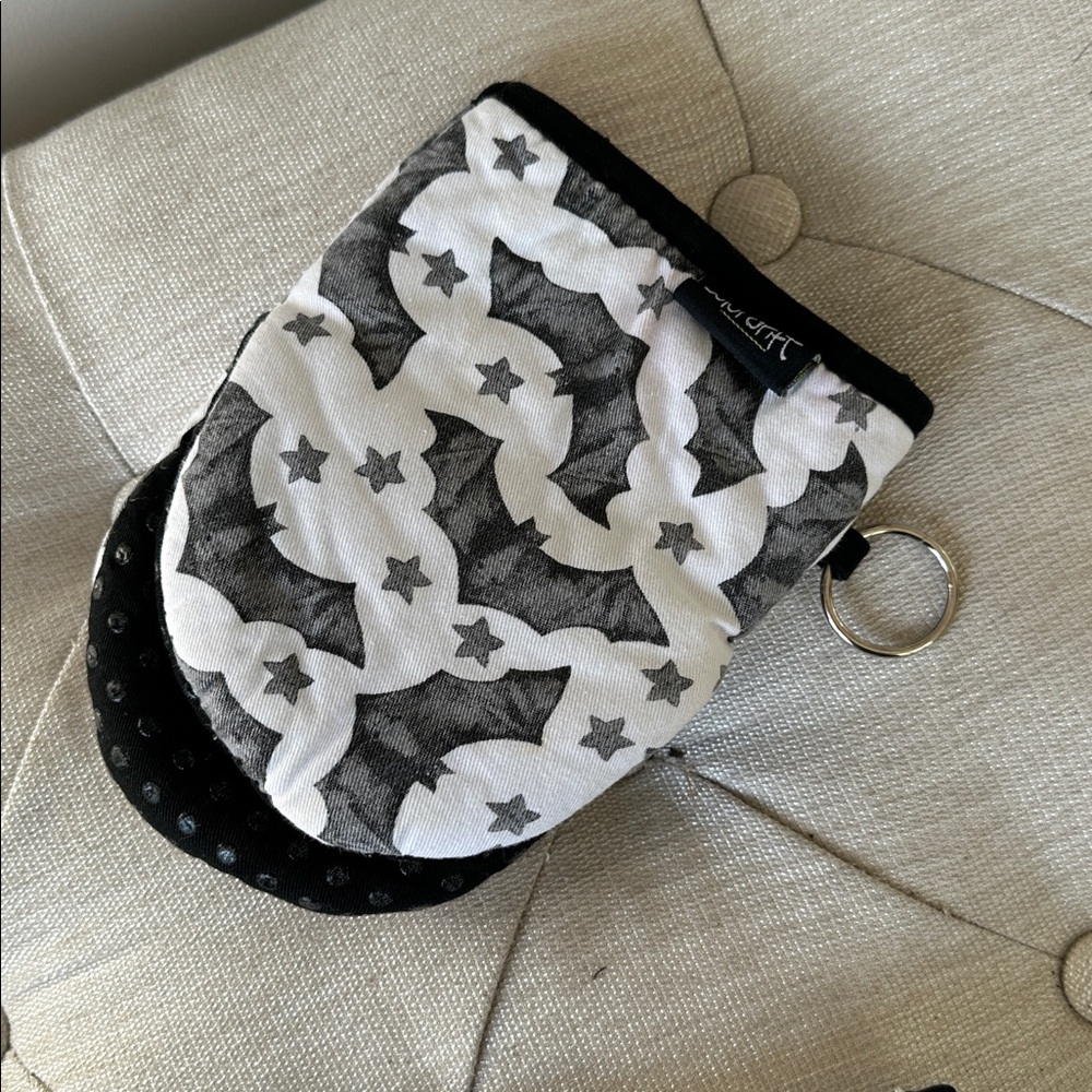 NWOT Colordrift Bat Print Kitchen Drying Mat and Potholder Set - Picture 2 of 10